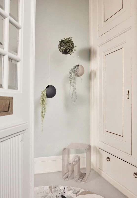 AYTM Globe Blumentopf Zum Aufhängen, Klein, Schwarz - Gold 6 AYTM Globe Blumentopf Zum Aufhängen, Klein, Schwarz - Gold – Bild 4