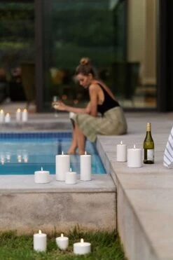 Outdoor LED-Stumpenkerze, 10,1 X 7,8 cm, Weiß -Allgemeiner Haushaltswarenladen All Outdoor Candles Outside by a Pool large 1