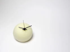 Alva Uhr, Hellgrün -Allgemeiner Haushaltswarenladen Alva silent glass clock KatriinaNuutinen mattpaleyellow