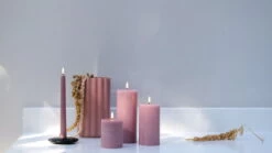 LED-Stumpenkerze, 7,8 X 10 cm, Rustikale Textur, Blassrosa -Allgemeiner Haushaltswarenladen Assorted dusty rose pillar candles with a dusty rose taper
