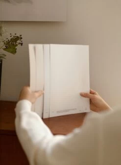 Cover Story Farbmuster, 002 EMILY – Papierweiß -Allgemeiner Haushaltswarenladen CoverStory whites 1