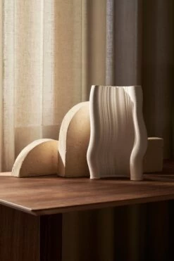 Ferm LIVING Moiré Vase, Cremeweiß -Allgemeiner Haushaltswarenladen fermLIVING AW22 MoireVase 1104266244 Image2